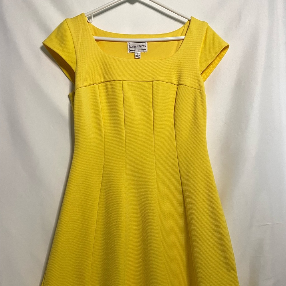 Karin Stevens Yellow dress beautiful